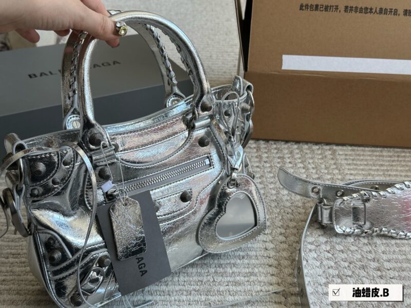 300 boxes
size：26*15cm
Parisian Maison Le Cagole
Pay tribute to the classic motorcycle bag series, the new heavy weight Rocket comes on stage la
Adjustable woven shoulder strap with additional eyelets
External leather card bag, heart-shaped hanging...