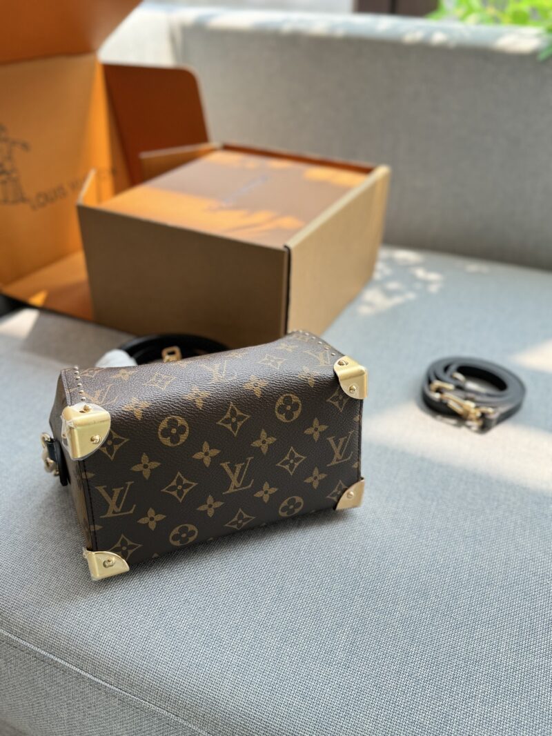 209ac310e3.jpg 280 original single aircraft box
Original quality with pure leather steel hardware 163 jump code chip
size:20×14
LV SpeedyTrunk 20 Rivet Pillow Bag Handheld Cross Shoulder Bag
The runway style can also be practical for daily use~
This bag feels ve...
