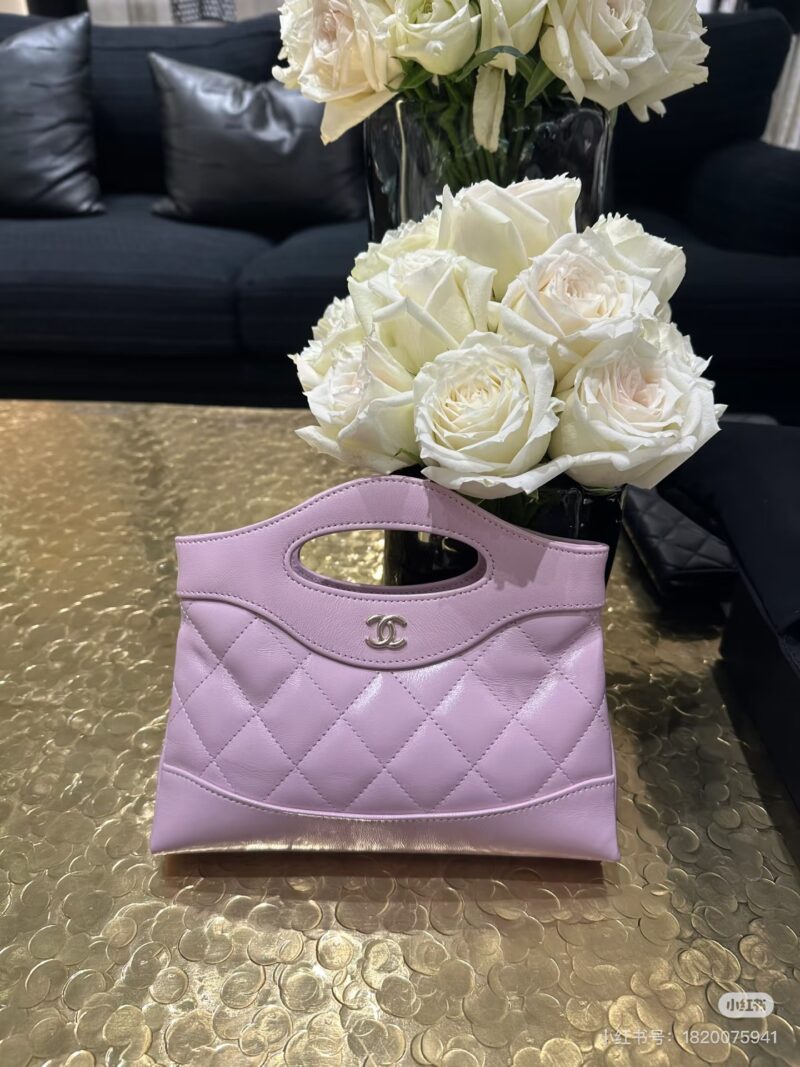 20a2103e47.jpg Chanel 24S Latest 31 Bag Nano
The top selling lingerie is so cute and the sheepskin texture is superb!! Soft and delicate touch!
The full classic diamond grid pattern combined with light gold hardware design presents a perfect fusion of classic and l...