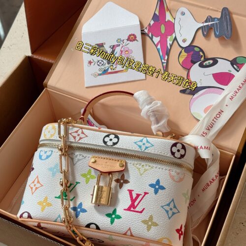 280 box upgrade version
size：19*12cm
L Home Vanity Small Box White Tri Color
?? Equipped with two shoulder straps and cute dolls
Super convenient and practical!
Who really sees who falls in love
The feeling of sinking at a glance upon seeing th...