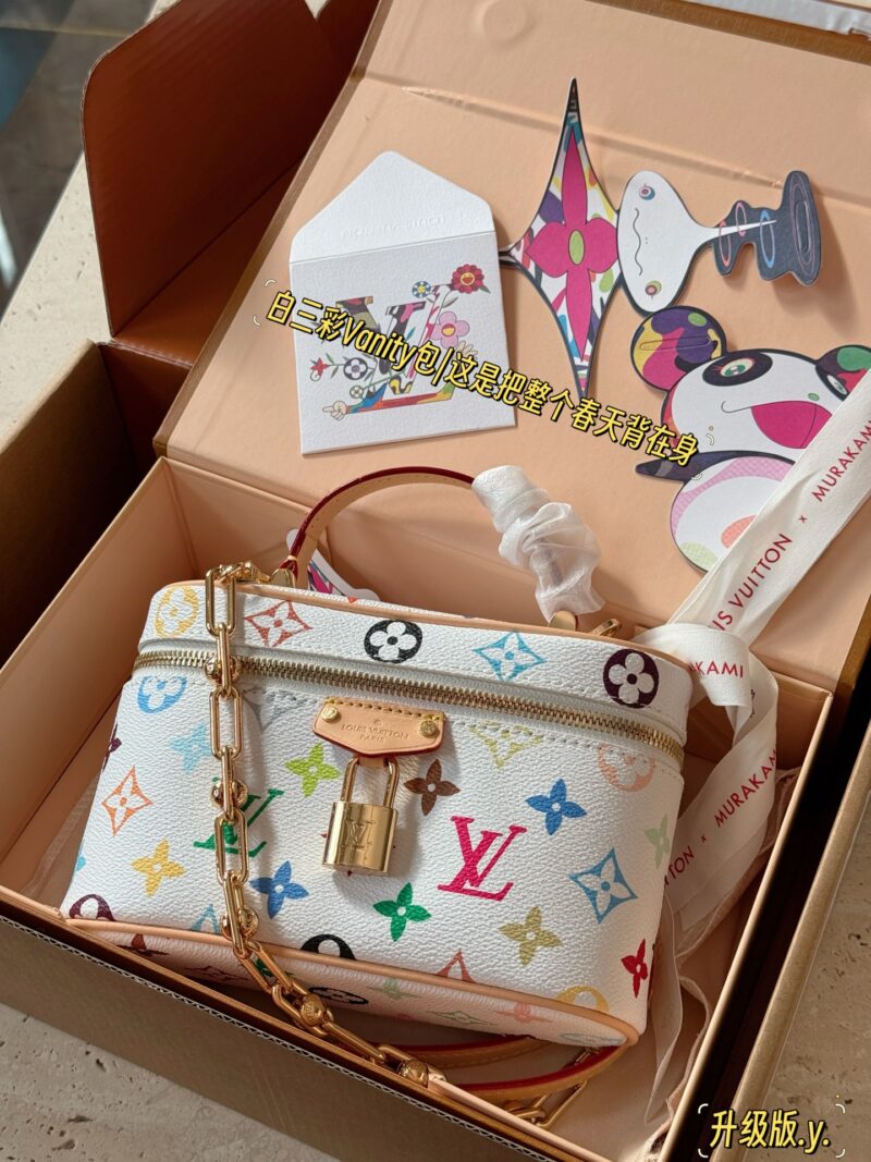 20aae474de.jpg 280 box upgrade version
size:19*12cm
L Home Vanity Small Box White Tri Color
?? Equipped with two shoulder straps and cute dolls
Super convenient and practical!
Who really sees who falls in love
The feeling of sinking at a glance upon seeing th...