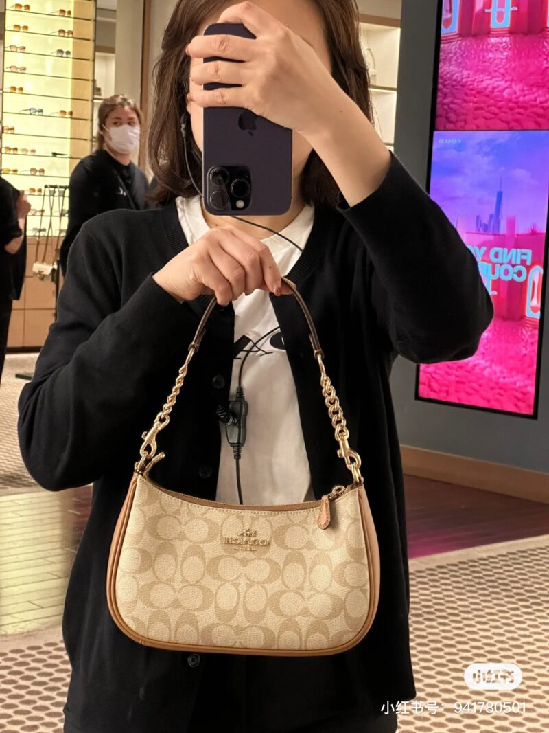 20abf75b60.jpg Coach~Underarm Bag~Milk Tea Color
There must be something in my bag during summer -This is an underarm bag
Underarm bag, definitely check out the Teri series from the Coach family
Underarm or crossbody can be used~Practical and versatile
New milk tea...