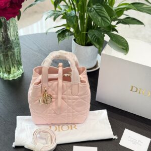 Dior Fragrant Hairy Indigenous Bag Small
Full of high-end feeling