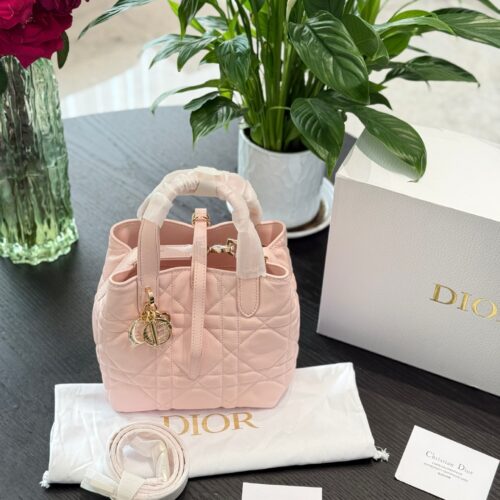 Dior indigenous bag pink p330
No joke, this will be the next hit!
I'm not joking! Zhi Xiu doesn't even joke with you
The hottest Toujours indigenous bag has actually grown taller and even has an extra shoulder strap. Its appearance has skyrocketed, i...