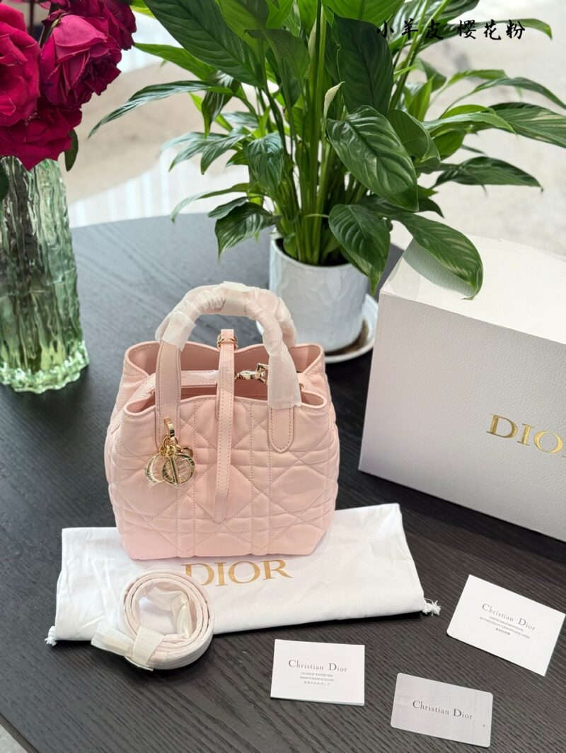 Dior indigenous bag pink p330
No joke, this will be the next hit!
I'm not joking! Zhi Xiu doesn't even joke with you
The hottest Toujours indigenous bag has actually grown taller and even has an extra shoulder strap. Its appearance has skyrocketed, i...