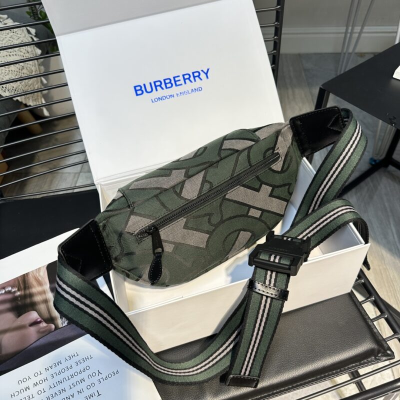 Green BURBERRY New Year NY ? Mlb Co branded Super Western Chest Bag/Waist Bag Premium Version Fabric is custom-made, N levels higher than the black ones on the market, with perfect embroidery inside, complete set of hardware logo size 31 * 19 * mod...
