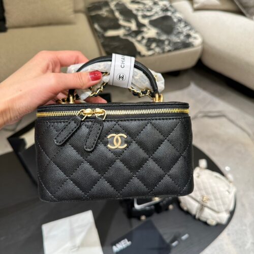 Chanel Long Box P225
Four Seasons Series [Happy]
Litchi skin long box
The most beautiful long box in history, besides the most thoughtful lychee cowhide! The chain is also the latest design, super cute! The flip cover also comes with a makeup mirro...