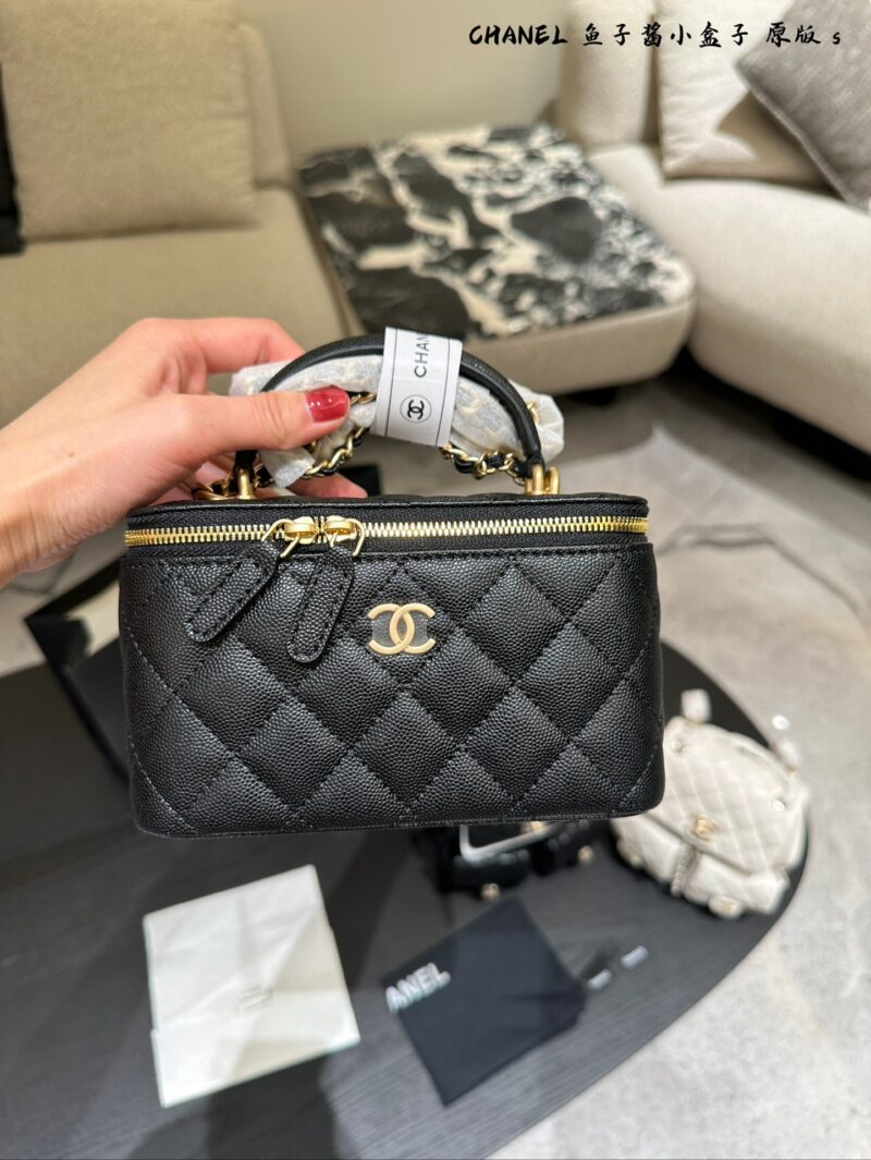 Chanel Long Box P225
Four Seasons Series [Happy]
Litchi skin long box
The most beautiful long box in history, besides the most thoughtful lychee cowhide! The chain is also the latest design, super cute! The flip cover also comes with a makeup mirro...