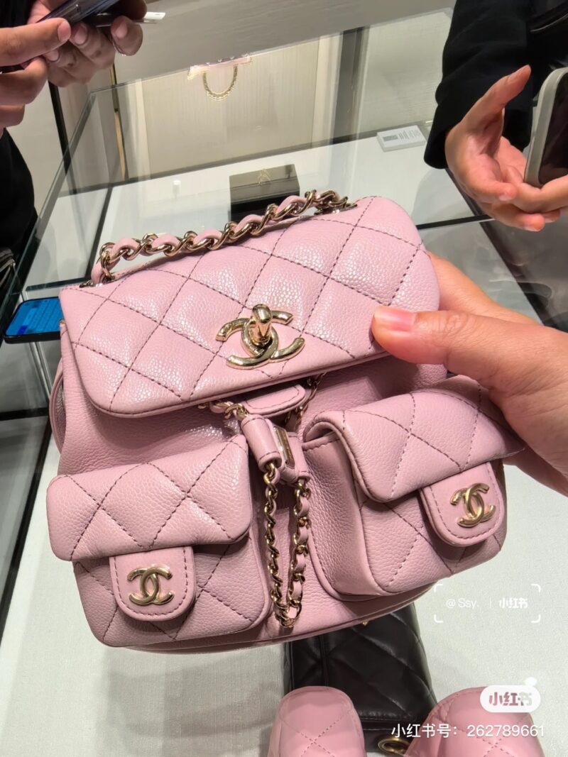 20f44259dc.jpg Chanel backpack really looks great - full of girlish hearts, and it's just the right size