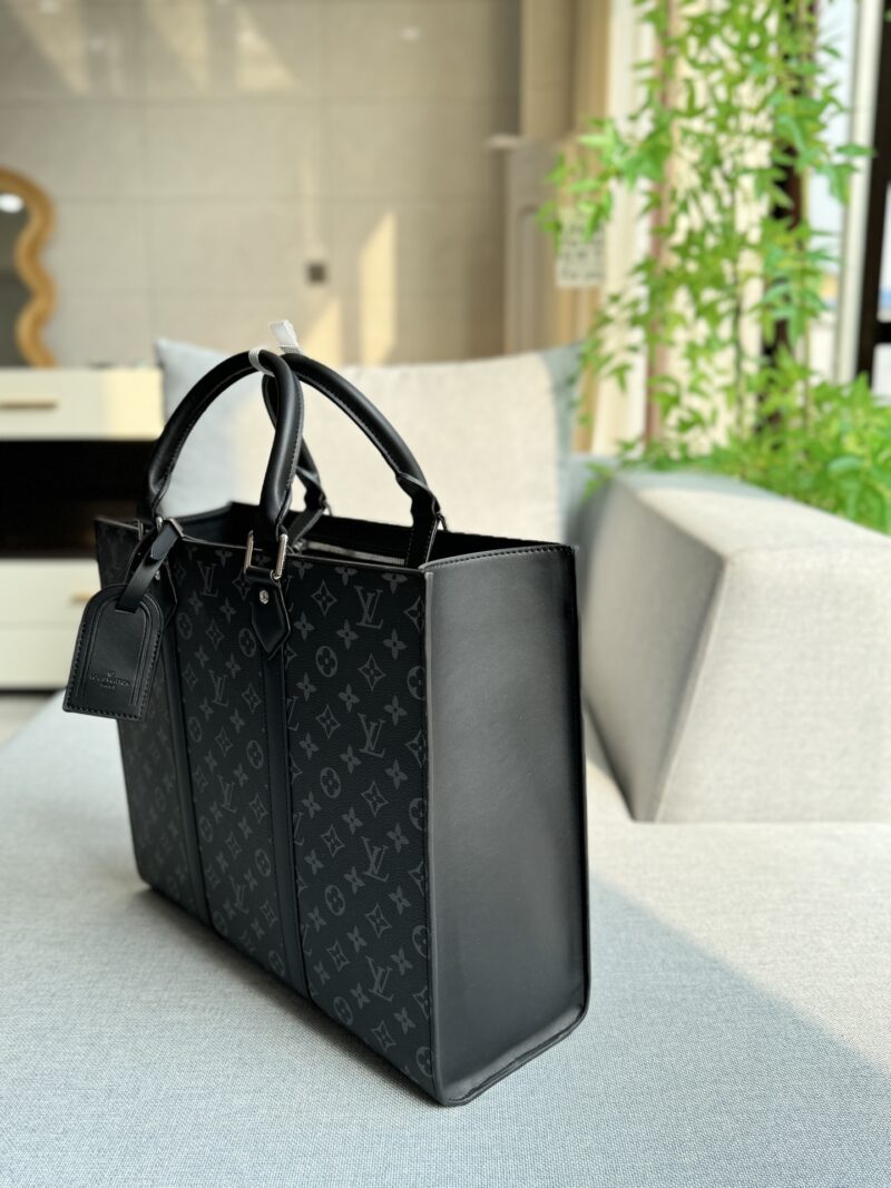 210281d5cc.jpg Cowhide 345
size:40×33
LV Sac Plat Sakpla 24H Black Warrior Old Flower Music Manual Bag Tote Bag Shopping Bag Handbag briefcase
Steady and atmospheric, fashionable and elegant, the classic color scheme of black and gray highlights the brand's icon...