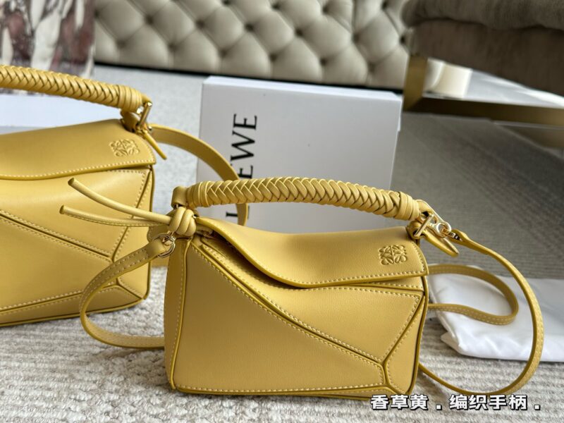 Box pairing
Size: 18 * 10cm (mini)
24 * 15cm (large size)
Loewe Geometry Package Puzzle
The special design of the controller adds a touch of craftsmanship to the puzzle
Who understands the beauty of this special version puzzle