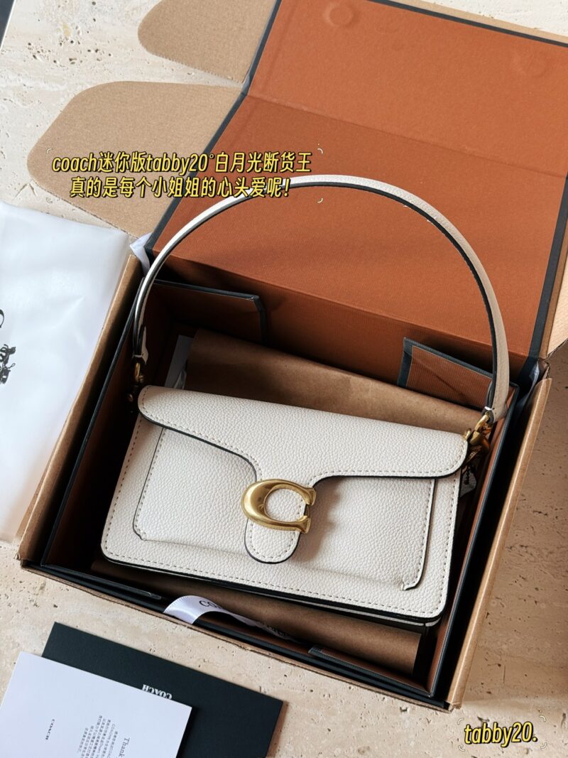 210fca7ea9.jpg 250 boxes
size:20*11cm
C Home | Tabby20 Exquisite and Compact
Handheld crossbody can be freely matched and versatile!
The mini version tabby20 ° White Moonlight Out of Stock King is really the love of every little girl!