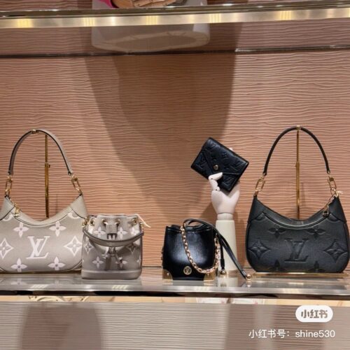 Here's the limit two again. Choose Lv bagatelle armpit bag, Lv bagatelle black and elephant gray
Both colors are absolutely beautiful, it's hard to choose who to like better. The two shoulder straps under the armpits are amazing, and even a crossbody...