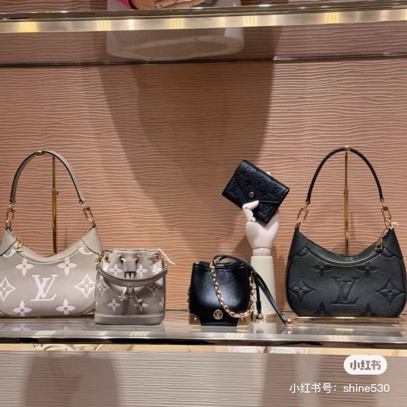 Here's the limit two again. Choose Lv bagatelle armpit bag, Lv bagatelle black and elephant gray
Both colors are absolutely beautiful, it's hard to choose who to like better. The two shoulder straps under the armpits are amazing, and even a crossbody...