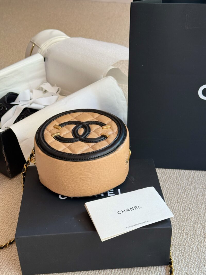 211d33bb9e.jpg 185 boxes
size:13*8cm
My Chanel small round cake
It's really mini! It looks great too!
But don't worry, basic items such as keys, lipstick, wireless headphones, and change can all be put in drops!