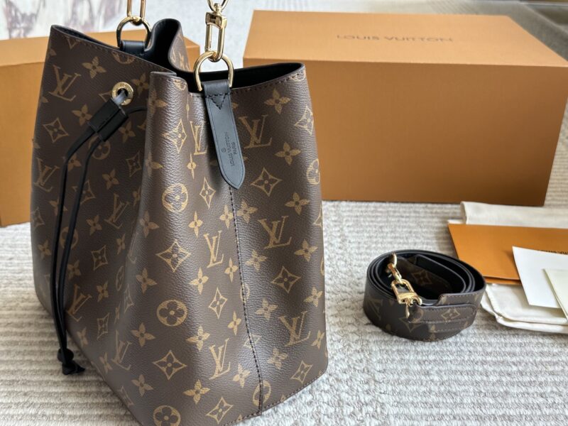 255 wide shoulder straps with box
High quality daily recommendation
L Home Bucket Bag Noe Bucket
This water bucket has a soft texture
Size: 26cm
Cross shoulder/single shoulder is more comfortable
Search for Lv bucket bag