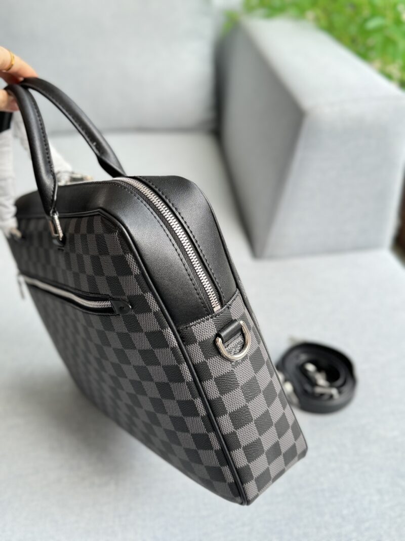 Cowhide 340
size：39×29
LV checkerboard commuting bag, office bag, computer bag, single shoulder crossbody bag
Can be carried diagonally or by hand
The capacity is also very large, it can hold files and computers
Black versatile, classic
The materi...