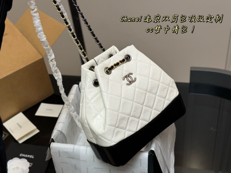 Comes with folding box airplane box
Chanel Gabrielle
I have always loved the classic wandering backpack
It has a light weight and is easy to carry,
It can be carried in any occasion and adapted to any style.
A classic bag that won't go out of style e...