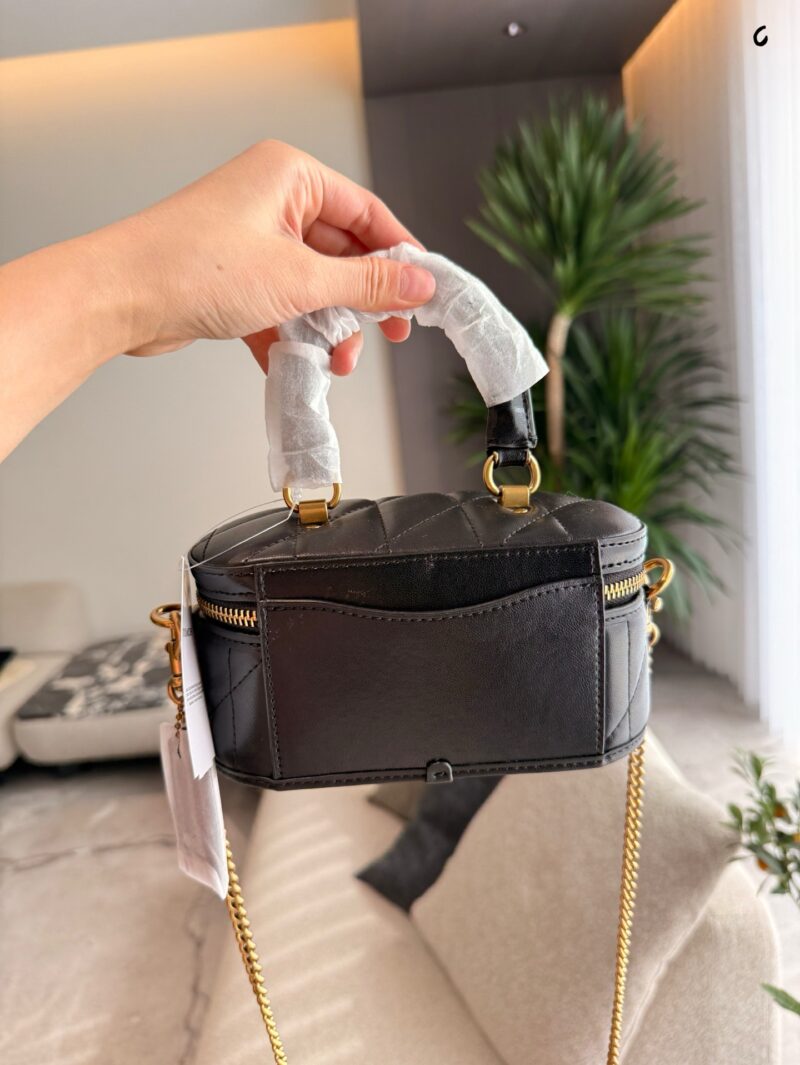 Coach small square box p230
Sisters, look at this "small box" with immortal's face! one
[Mini body shape but large capacity]
17.5x9x9cm golden ratio
One shoulder, easy and burden free
Put lipstick/powder/paper towel/key all can be installed
The pract...