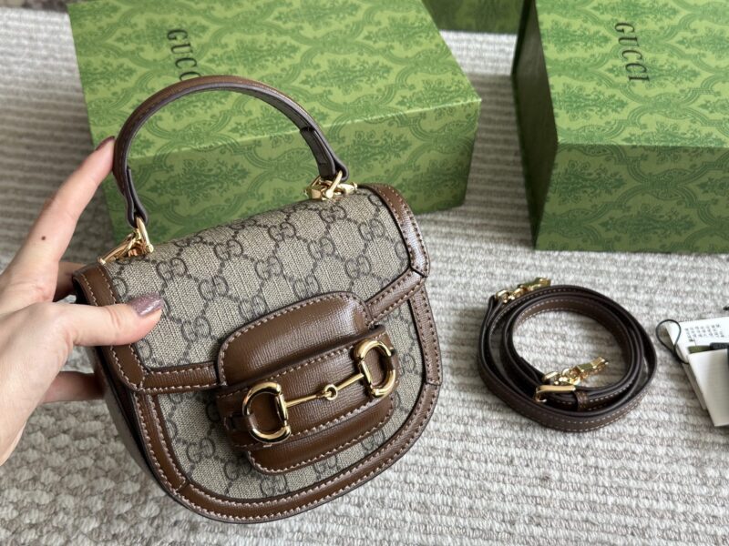 235 box
Size: 18 * 16cm
GG 23ss saddle bag
Classic coffee color, huge and cute size
? Underarm ? Cute little cross carrying!
Search GG 1955 saddle bag