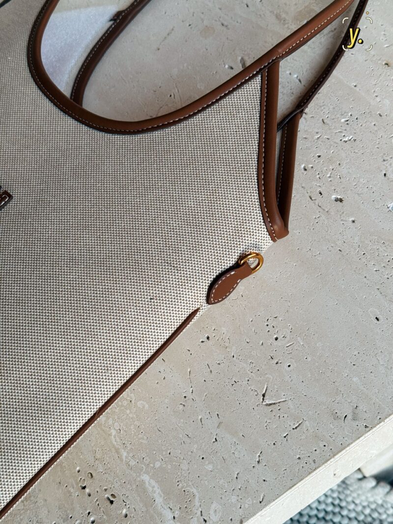 216da58b03.jpg 235 box upgrade version y
size:33*30cm
Miumiu's new tote
The wind is blowing too hard this year
There are so many popular products!
This version is also too beautiful!
Miumiu's canvas bag is packed in one color for spring and summer!
Canvas and tot...
