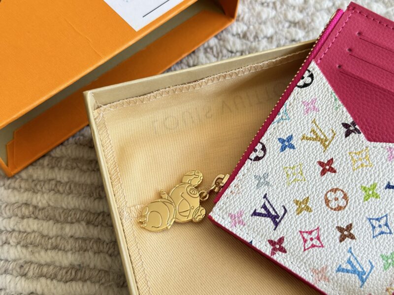 21829df039.jpg 155 boxes
size:12*8cm
Cute things can heal everything
The white tri colored card bag from L's family is indeed very outstanding
White tri color with a red lining!
It's really amazing!