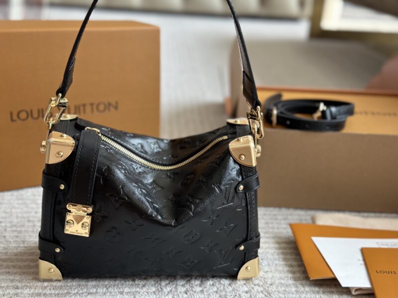 218461f831.jpg 260 replica version
size:23*16cm
Super time and space explosive product
Lv 25 Rocket new bag trunk
Gu Ailing's fashion show small soft box has finally arrived!!!
Super Western style upupupup
Search Lv Soft Box (Box)
Complete packaging