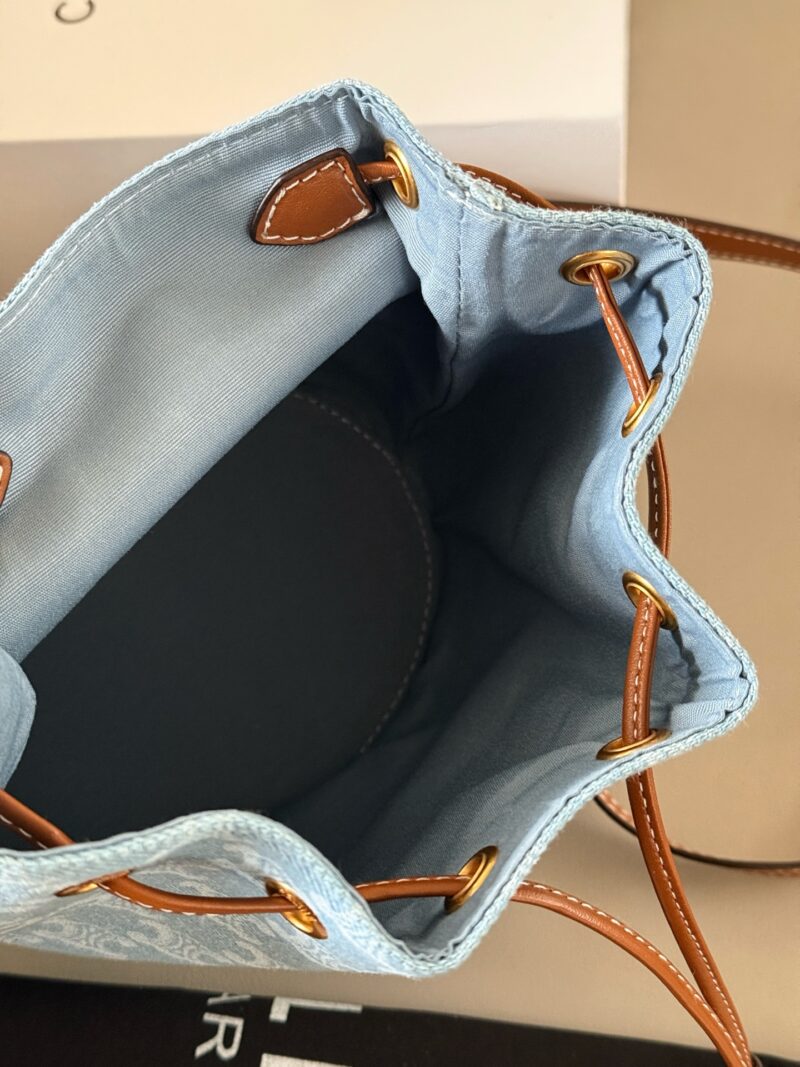 21862081bb.jpg 240 boxes
size:18*22cm
Versatile small backpack for all seasons
Celin Triumphal Arch Cowboy Backpack
Practical and full of retro feel
Although compact, it is very easy to fit,
A small backpack suitable for carrying all year round!