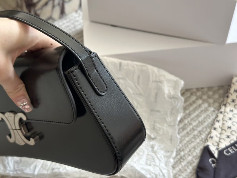 218d0a7c39.jpg 230 box
size:28*12cm
Celine's new black silver LOLA handbag
The new season's LOLA silver hardware color scheme is even more cool and vibrant