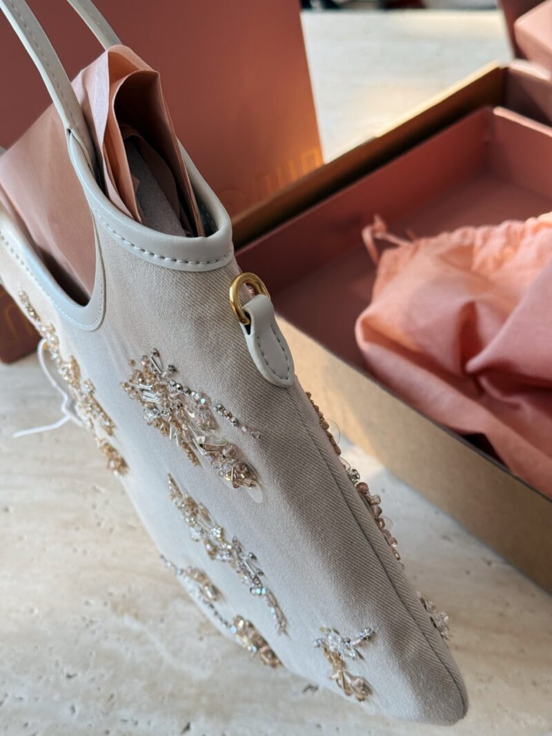 410 with complete packaging
Size: 19 * 32 (including wrist)
Cute Miumiu Ivy
Miu Miu | Ultimate craftsmanship | Who doesn't love BlingBling? Bling is simply amazing
Wealthy and charming eyes