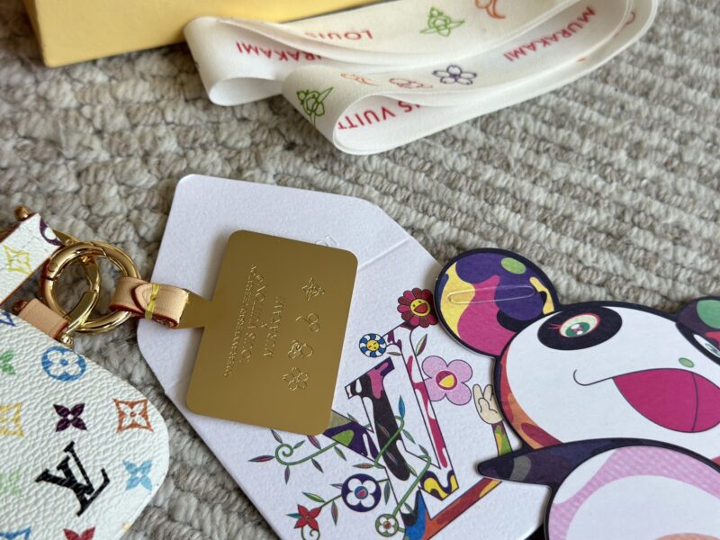 21c9433e3b.jpg 210 fashion is indeed a cycle
Who got the LV Murakami Takashi limited edition phone chain bag? It's so cute, isn't it? As expected, a fashionable item can only hold one lipstick
It's okay to use it as a pendant or a card bag when going out. It's expe...