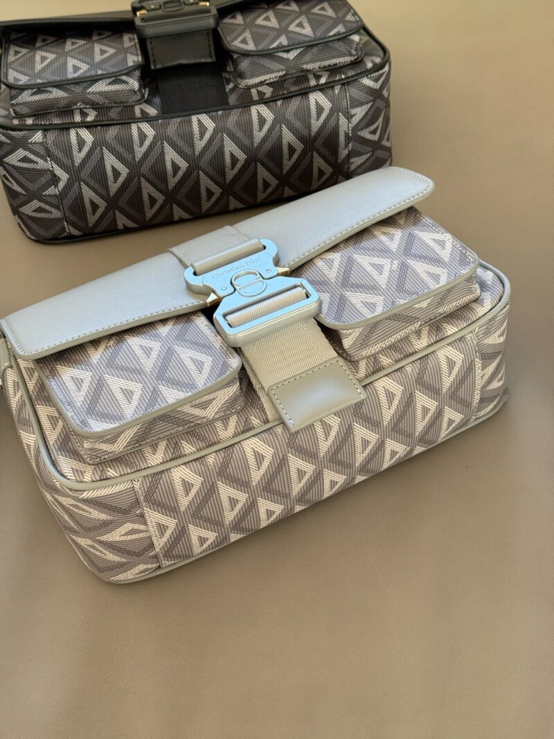 21d134cd90.jpg 240 boxes
size:27*18cm
D Men's Saddle Bag/Postman Bag
Men's commuting bags are a hot selling item that is hard not to love
Exquisite workmanship, old floral fabric, new and fresh