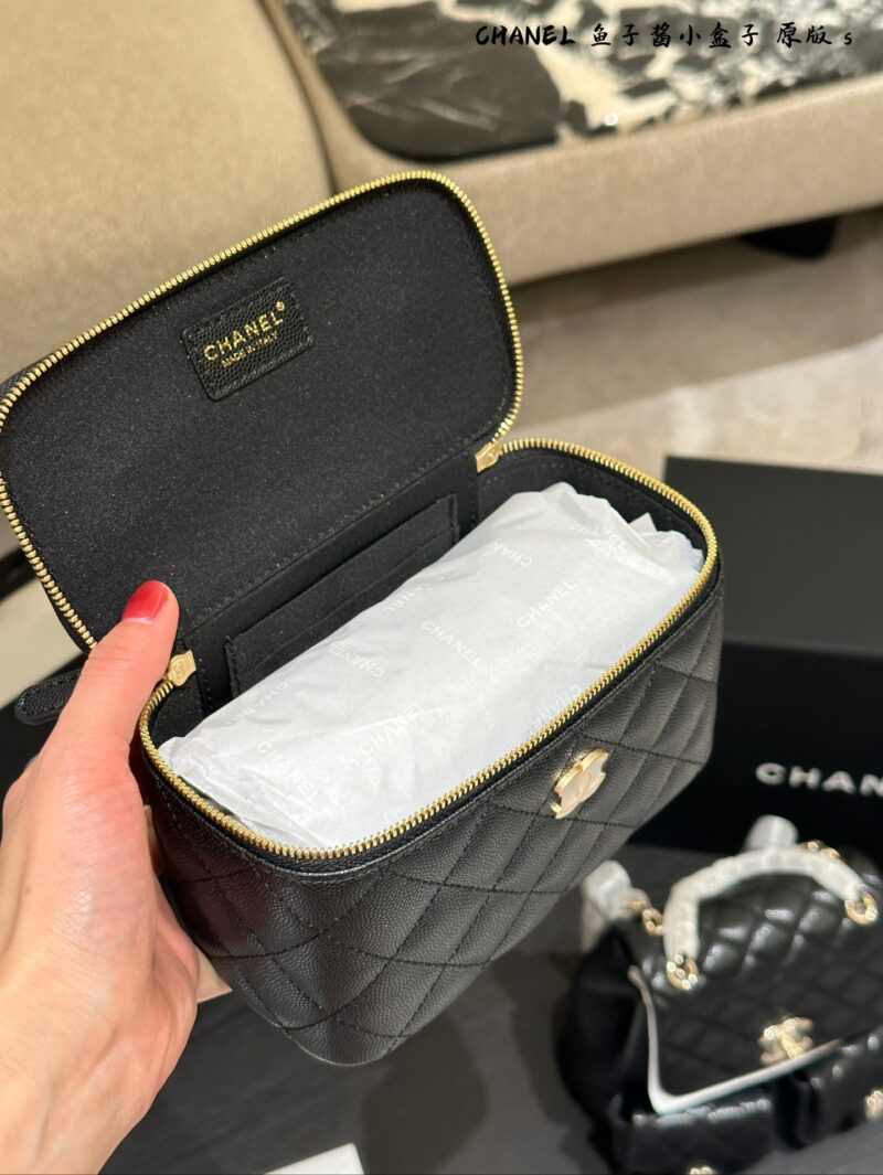 Chanel Long Box P225
Four Seasons Series [Happy]
Litchi skin long box
The most beautiful long box in history, besides the most thoughtful lychee cowhide! The chain is also the latest design, super cute! The flip cover also comes with a makeup mirro...