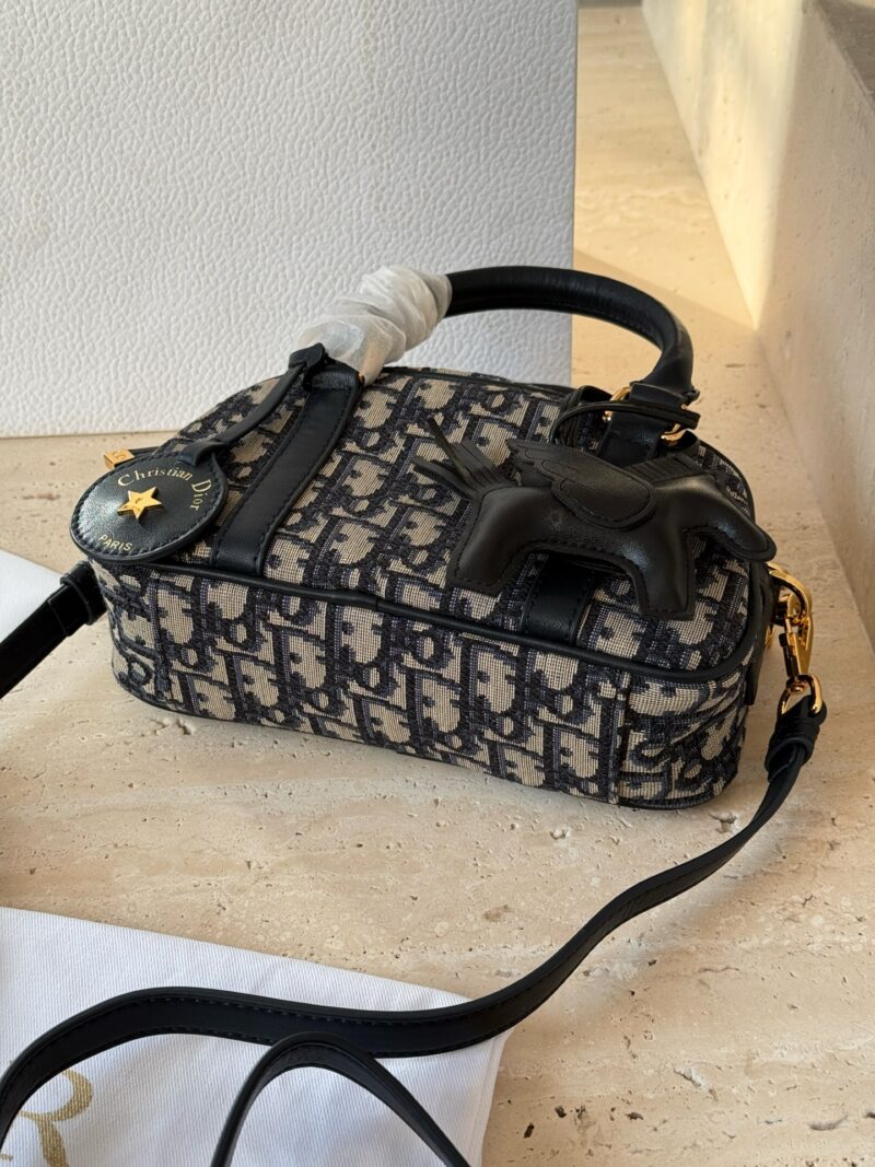 21efbae30f.jpg 290 boxes
size:20*12cm
D Home VIBE | Pillow Bag
Don't think I'm young, but I'm very good at pretending!
Summer25 new SIZE bowling bag, really looks great!