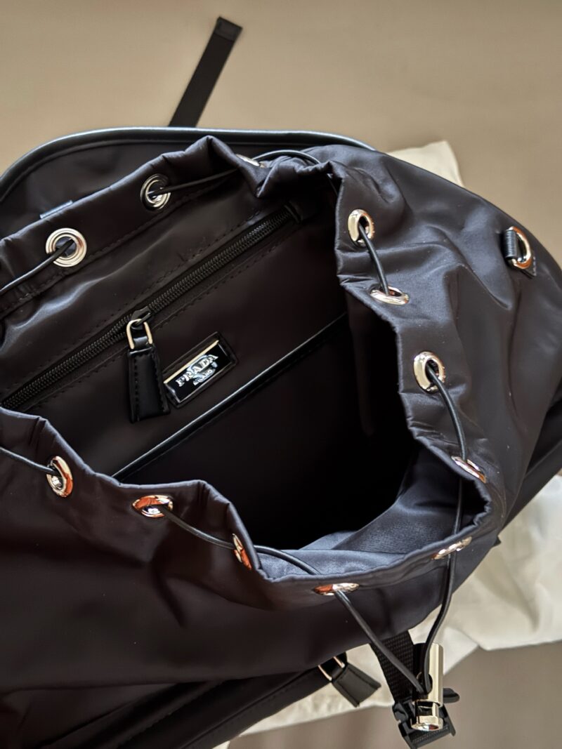 21f7350902.jpg 270 without box
size:37*46cm
Prada Nylon Backpack
24-hour fashion show!
Can be carried on both shoulders or one shoulder!
The simple layout and large storage space make it easy to accommodate laptop files, and the details are perfect