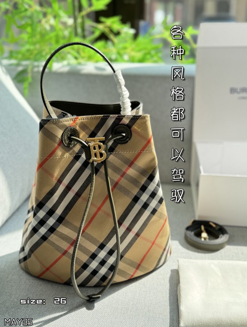 Color card ??
Burberry plaid bucket bag, single shoulder handbag