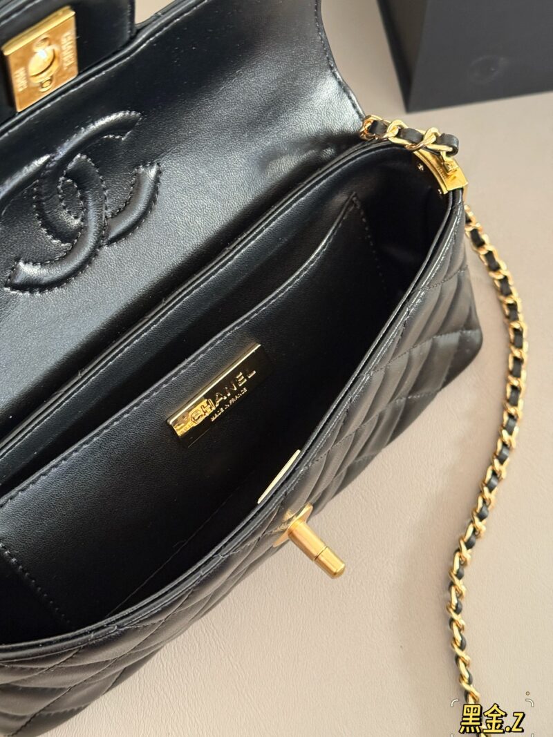 221eefb61e.jpg 235 with packaging
size:20*14cm
Xiaoxiangjia 25P new horizontal version Kelly!
The leather has a great texture!
Lingge design, retro and fashionable
When the handbag becomes more exquisite and elegant!