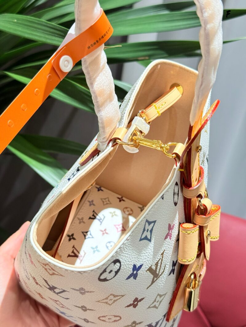 224e24c343.jpg Can't put it down, white tri colored vegetable basket, water bucket bag
The only item that can be reserved is still my personal favorite
You can carry it both on one shoulder and crossbody!
How can it really look so beautiful, with a drop of white tr...