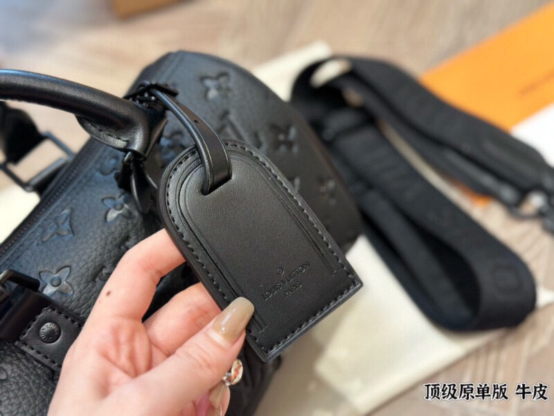 224e70c261.jpg ¥270
The Lv X Nigo Keepall xs 21 Pillow Bag is an ideal urban handbag. The iconic design and classic Monogram canvas, combined with multiple carrying options and luxurious natural cowhide trim, add a fashionable and avant-garde feel to this bag. Siz...