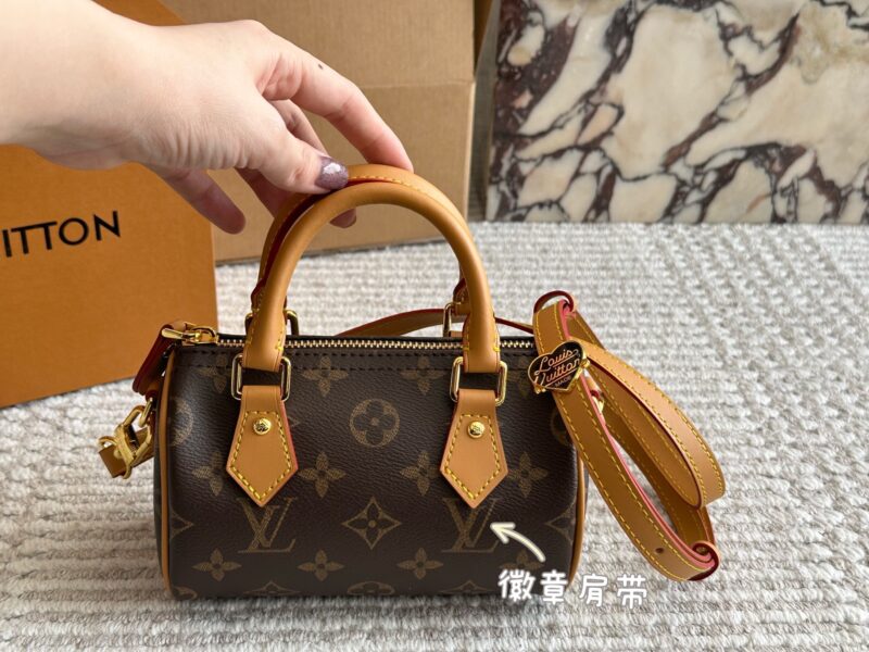195 box
size：16*10cm
L Home SS2022 Speedy Nano
Purchasing channels
Old flower+hardware+yellow skin
Multiple shoulder straps to choose from!