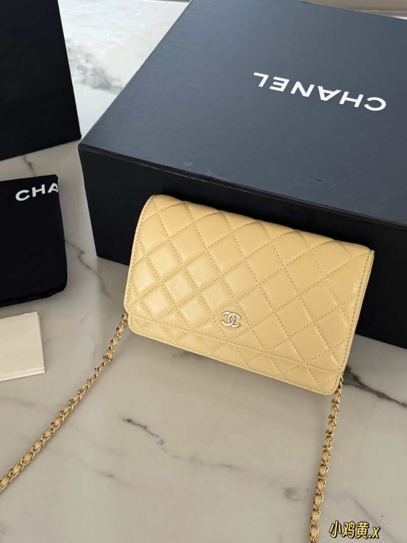 225d9af8af.jpg 180 Pack
size:20*13cm
Xiaoxiang Family Wealth Bag
Woc Wealth Pack, can have
You must arrange for yourself
Chanel's wealth bag is the most frequently used one in Grandma Chanel's bag
Cute and lovely chicken yellow/very suitable for summer color matching~