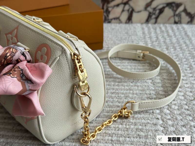2276de3087.jpg 250 new model (with box)
size:20*14cm
L Home SS23 Speedy 20
Experience the joy of cherry blossom powder together~
Carrying a small bag, I really love it, love it~
?? Cherry Blossom
Search: Lv nano