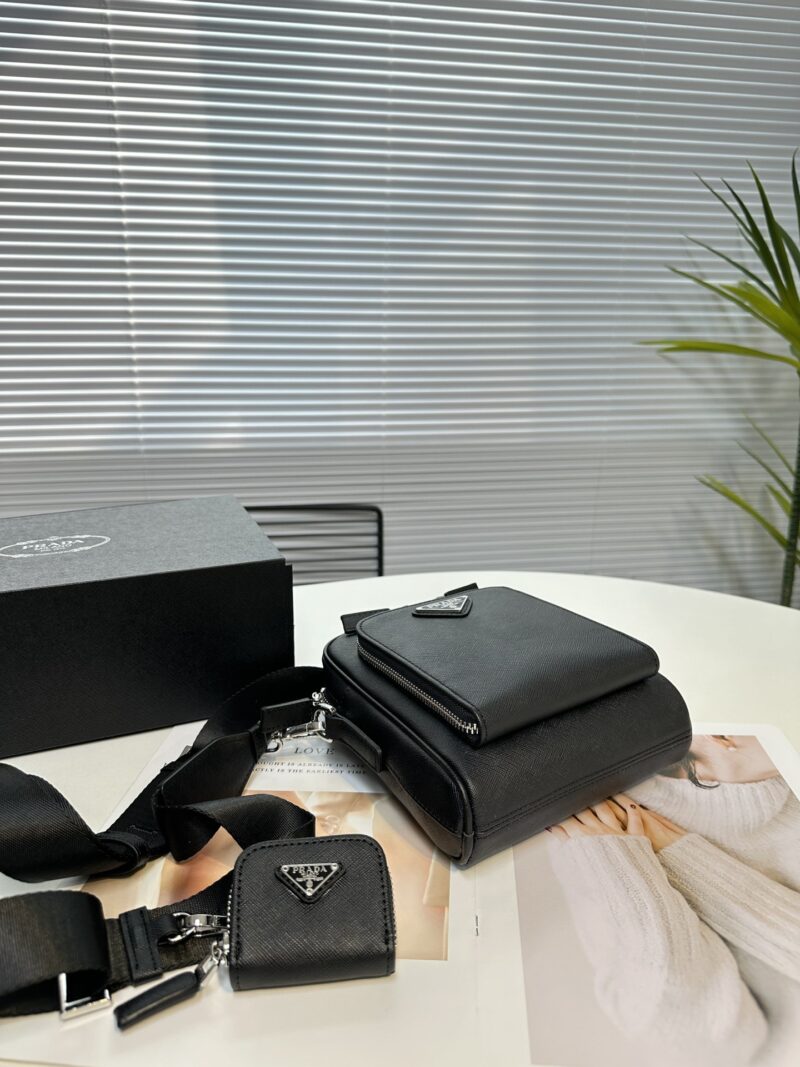 2VH 168 PVC leather
This shoulder bag is made of Saffiano Taiwanese fabric, with simple lines that highlight a striking style. The iconic Saffiano leather material is synonymous with luxury and a symbol of identity for traditional Italian leather man...
