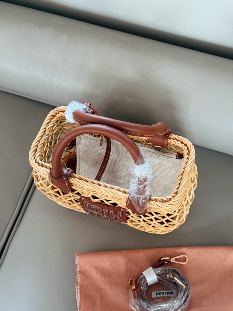 2282a14167.jpg 250 boxes
size:24*18cm
Miumiu Summer Limited Edition|
New woven vegetable basket
A chaotic hobo bamboo woven bag with a raging fire
The cute cowhide iconic logo becomes a highlight, it's so beautiful