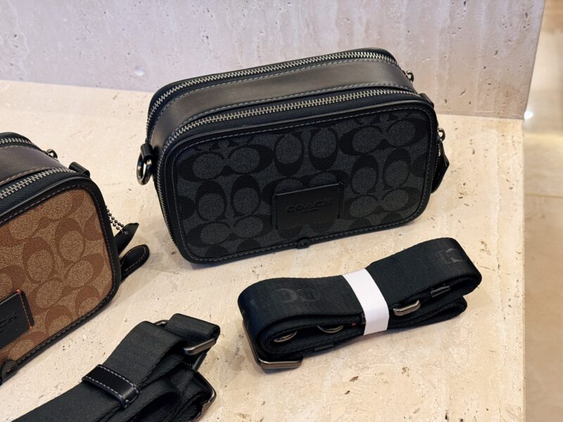 255 boxes
size：20*12cm
C's new men's camera bag
The compact and cool Beck Crossbody
Daily commuting is completely fine
Medium width woven shoulder straps are more comfortable