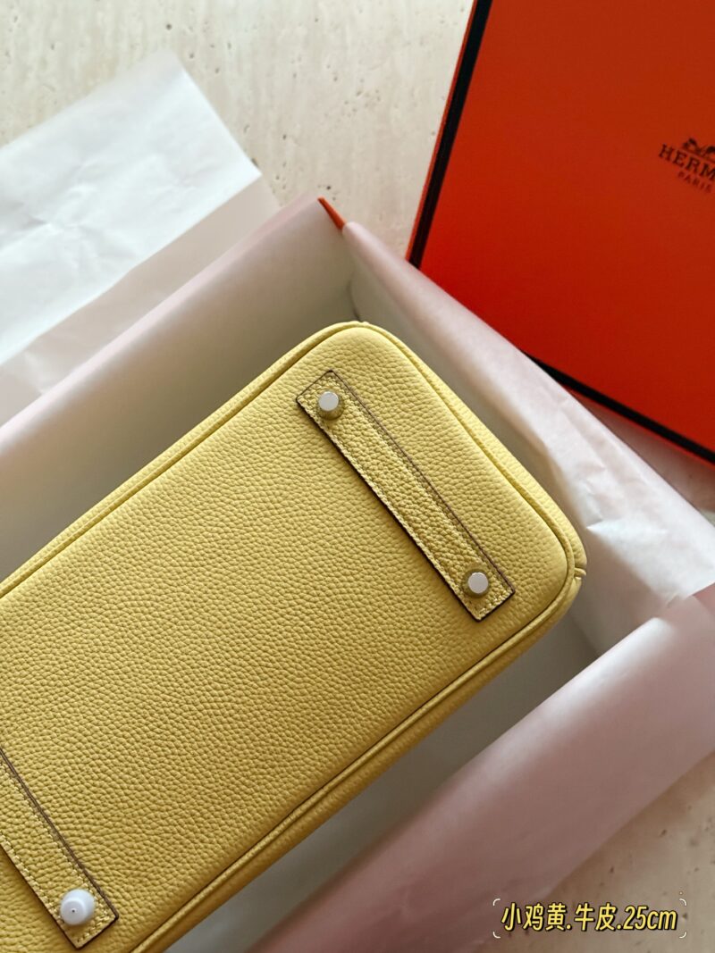 229b7aaf39.jpg 325 345 with complete packaging
size:25cm/30cm
The season for carrying platinum bags has arrived
Bk25 Original Quality ??
Hermes | Birkin 25 Lychee patterned cowhide
That's really amazing, it's both salty and sweet
A stunningly beautiful birkin...