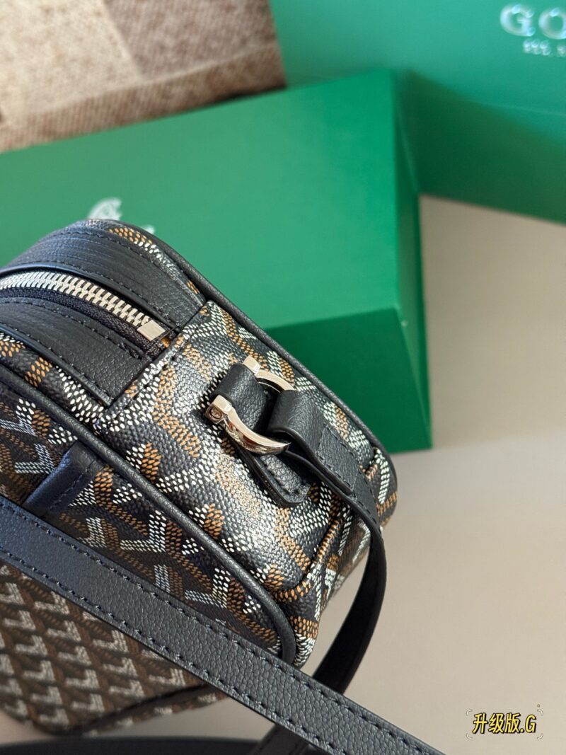 22bc83b54d.jpg 205 Upgraded Edition Box
size:24*14cm
Goya Goyard Camera Bag
Boys and girls use it!
The upper body effect is absolutely stunning~
Very easy to match in daily life~
Both boys and girls can buy it!