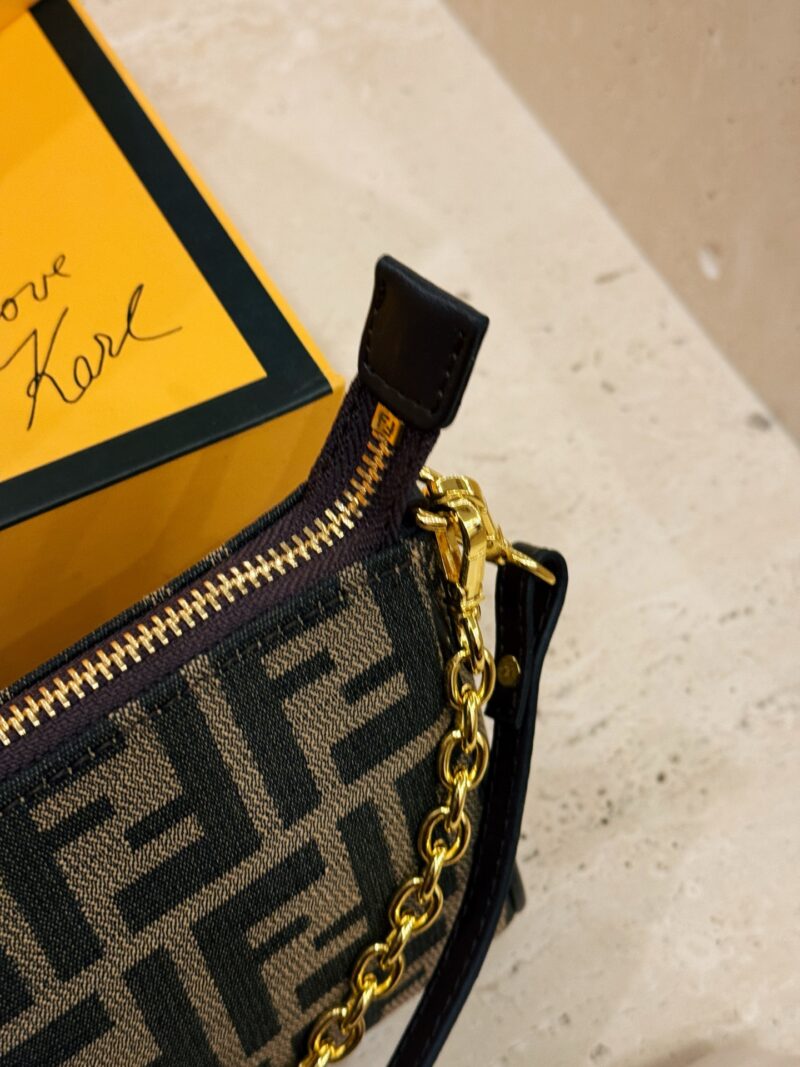 22c92e8613.jpg 195 box
size:23*14cm
Fendi Underarm Bag/Mahjong Bag
Really perfect!
The leather shoulder strap has a strong texture, and the hardware chain is more exquisite
Love, love, love!
Handheld, Underarm, Crossarm