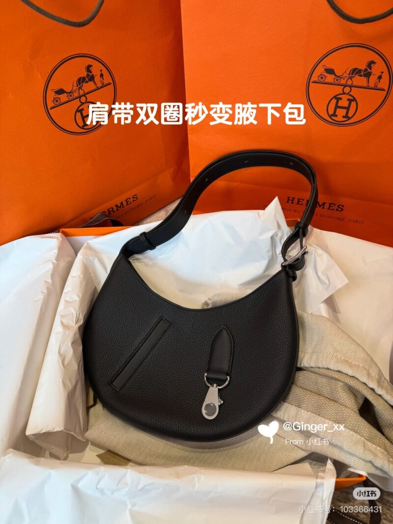 Heartthroated with true love, I dug up the Hermes Arcon Moon Bag from my wealthy sister's house and found it. It's carved with a W-cut and made of elephant grey togo leather, it's really beautiful.
The size is about 28 * 19 centimeters, very small an...