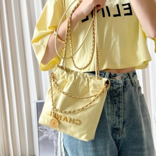 Chanel 22mini Chicken Yellow
Chanel 22mini Chicken Yellow
Chanel garbage bag
Another popular color of this season,
Simple and comfortable colors
The small and cute lucky bag, combined with the color of chicken yellow, is particularly prominent